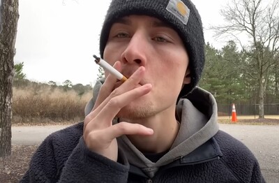 Лечение зависимости от табакокурения в Полярных Зорях Мужчина с сигаретой делает затяжку