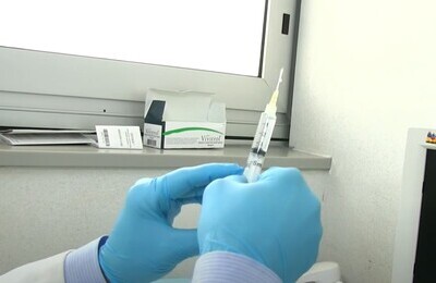 Проведение кодирования Вивитролом в Полярных Зорях Шприц с Вивитролом в руках у врача